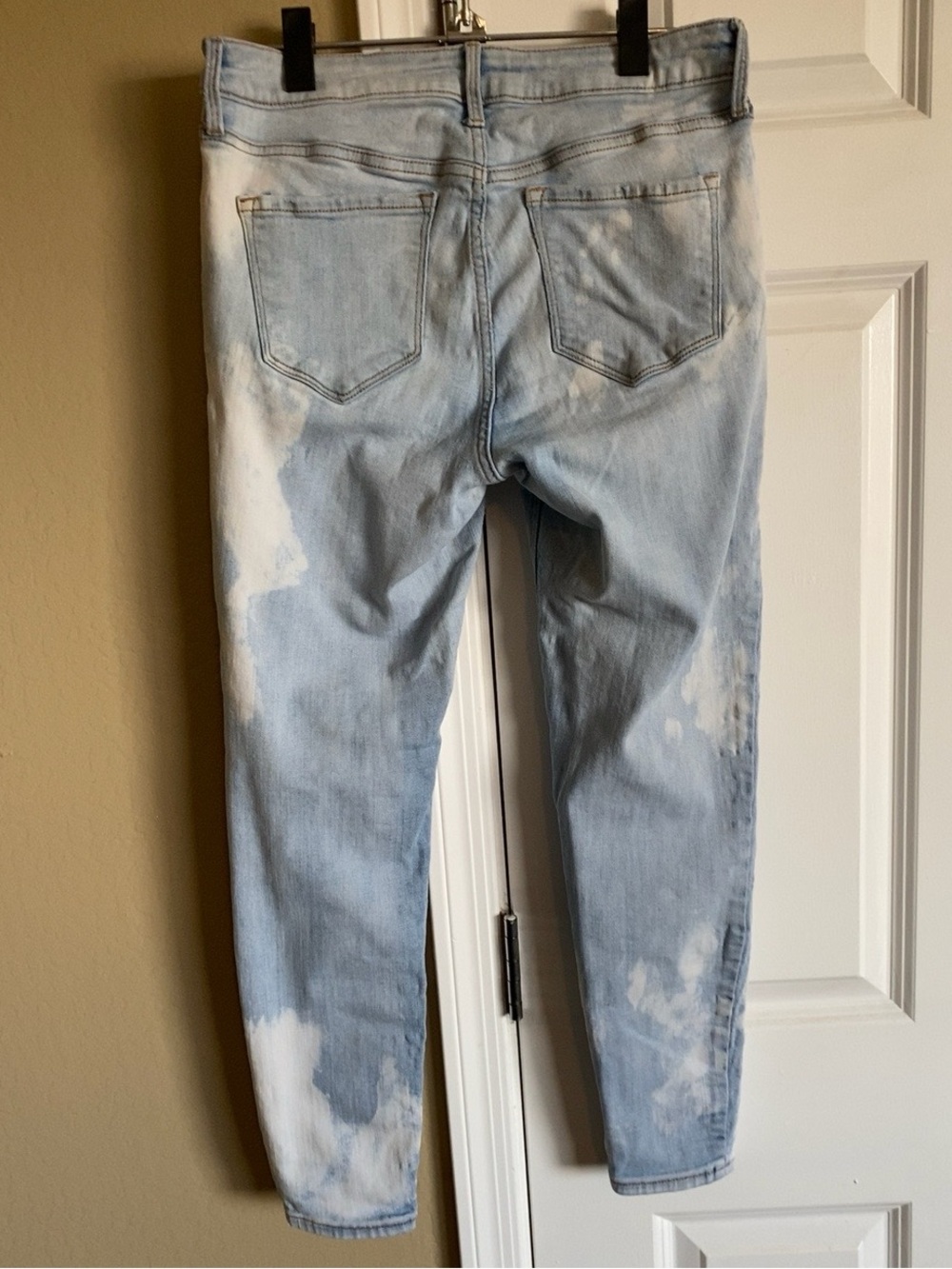 Old Navy Rockstar Super Skinny Ankle Jeans Size 8 Light Wash Distressed Raw Hem - Picture 3 of 3